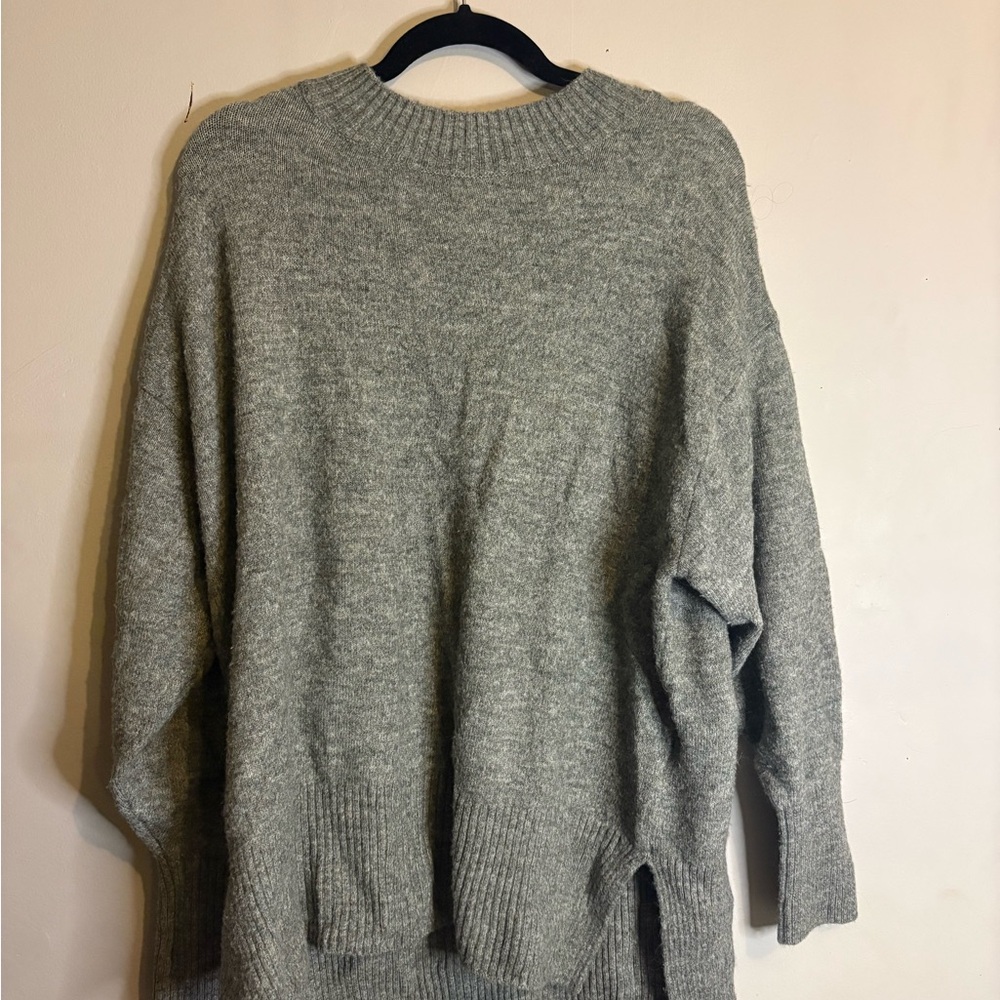 🛍️2/$20🛍️H&M Gray Ribbed Crewneck Sweater